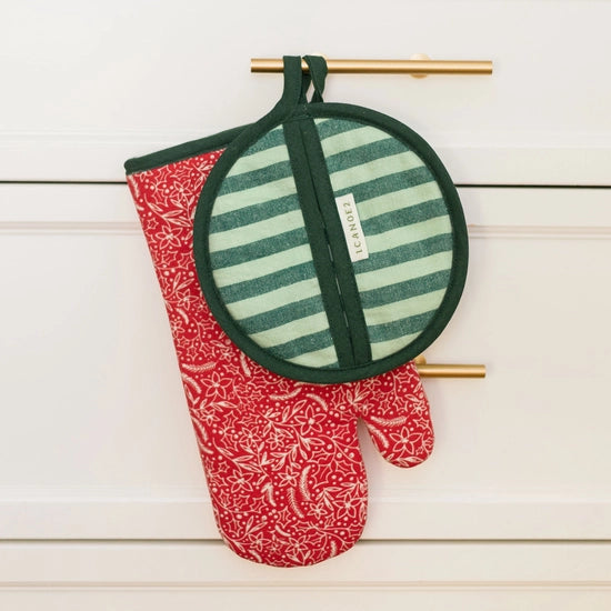 
            
                Load image into Gallery viewer, Holiday Floral Pot Holder Set
            
        